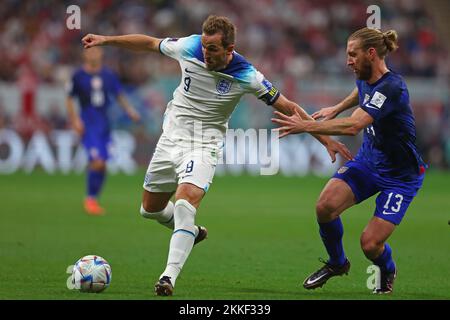 Doha, Katar. 25.. November 2022. Harry Kane (L) aus England in Aktion mit Tim Ram aus den USA beim FIFA-Weltmeisterschaftsspiel der Gruppe B 2022 im Al Bayt Stadium in Doha, Katar, am 25. November 2022. Foto: Chris Brunskill/UPI Credit: UPI/Alamy Live News Stockfoto