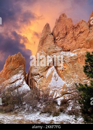 Garten der Götter während eines Schneesturms mit wunderschönem, kontrastierenden weißen Schnee vor den roten Felsen. Stockfoto