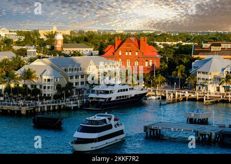 Das Hafendorf Key West mit Booten im Hafen Stockfoto