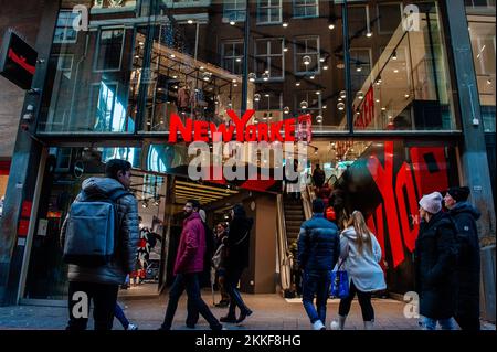 Amsterdam, Niederlande. 25.. November 2022. Der Laden „New Yorker“ ist voll mit Kunden. In Amsterdam gibt es Geschäfte mit Angeboten und die Schaufenster sind mit Verkaufsbannern dekoriert, um die Besucher am Black Friday anzuziehen, da sich die Niederlande in einer milden Rezession befinden. (Foto: Ana Fernandez/SOPA Images/Sipa USA) Guthaben: SIPA USA/Alamy Live News Stockfoto