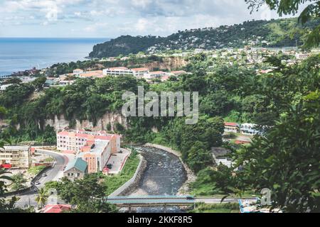 Karibische Küstenstadt Roseau in Dominica, mit Zugang zum karibischen Meer Stockfoto