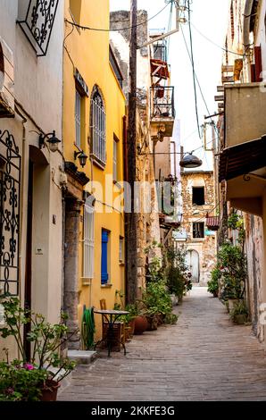 Traditionelle Straßen und Häuser in Chania, Griechenland. Architekturdetails Stockfoto