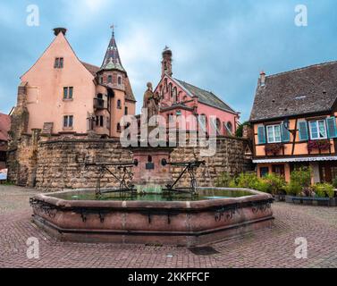 Eguisheim, Frankreich - 12. Oktober 2022: Traditionelle mittelalterliche Häuser in Eguisheim im Elsass entlang der Weinstraße Stockfoto