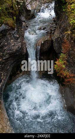 Ein kleiner Wasserfall in einem Bergwald Stockfoto