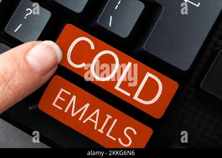 Inspiration mit „Kalte E-Mails signieren“. Internet Concept: Unaufgeforderte E-Mail, die ohne vorherigen Kontakt an einen Empfänger gesendet wird Stockfoto