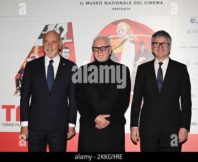 Turin, Italien. 25.. November 2022. Torinoi, Italien Torino Film Festival 40.. Ausgabe Fotoaufruf im Bild: Malcolm McDowell, Enzo Ghigo Präsident des National Cinema Museum, Domenico Di Gaetano Direktor des National Cinema Museum Credit: Independent Photo Agency/Alamy Live News Stockfoto