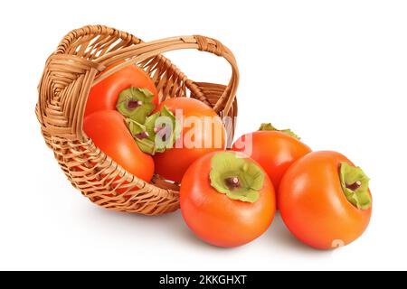 Persimmon Frucht in Korbkorb isoliert auf weißem Hintergrund mit voller Schärfentiefe Stockfoto