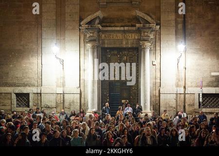 Palermo, Sizilien, Italien. 25.. November 2022. Hunderte von Frauen, darunter die von Non Una di Meno und unserer Voice-Aktivistin, gingen in Palermo auf die Straße, um gegen Gewalt gegen Frauen zu marschieren. (Kreditbild: © Victoria Herranz/ZUMA Press Wire) Kredit: ZUMA Press, Inc./Alamy Live News Stockfoto