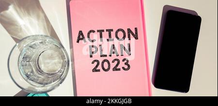 Konzeptionelle Überschrift Aktionsplan 2023, konzeptionelle Fotoherausforderung Ideen Ziele für Neujahr Motivation zum Start Stockfoto