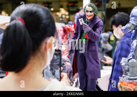 Chiba, Japan. 25.. November 2022. Ein Besucher fotografiert den „Joker“ während der Tokyo Comic Con 2022 in der Makuhari Messe International Exhibition Hall in Chiba, nahe Tokio. Nach drei Jahren kehrten die japanischen Versionen der US-amerikanischen San Diego Comic-Con nach Japan zurück, die letzte Veranstaltung fand 2019 statt. Tokyo Comic Con läuft vom 25. Bis 27. November. (Kreditbild: © Rodrigo Reyes Marin/ZUMA Press Wire) Kredit: ZUMA Press, Inc./Alamy Live News Stockfoto