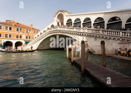 Die alte Rialtobrücke in Venedig Stockfoto