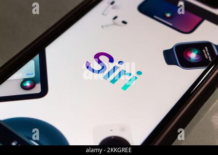 Vancouver, KANADA - Nov 19 2022 : das Logo von Apple's Virtual Assistant Siri mit künstlicher Intelligenz auf seiner Website auf einem iPhone. Stockfoto