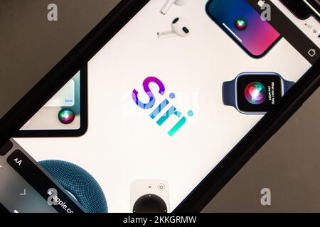 Vancouver, KANADA - Nov 19 2022 : das Logo von Apple's Virtual Assistant Siri mit künstlicher Intelligenz auf seiner Website auf einem iPhone. Stockfoto
