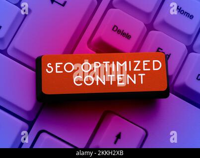 Text mit Inspiration Seo-optimierter Inhalt, Internetkonzept, wodurch Webseiten für Suchmaschinen attraktiv werden Stockfoto