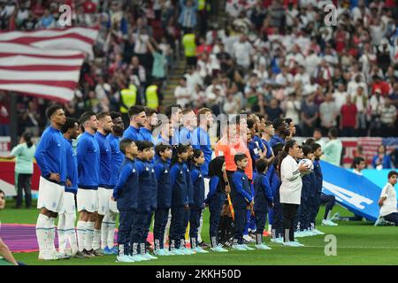 Doha, Katar. 25.. November 2022. 25.. November 2022, Al Bayt Stadium, Doha, QAT, Fußballweltmeisterschaft FIFA 2022, die Teams aus England und den USA sind bereit für die Nationalhymnen. Kredit: dpa Picture Alliance/Alamy Live News Stockfoto