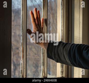 Weiße Mann Hand auf alten Mode Fenster Kopie Raum Hintergrundbild, drapiertes Konzept, geistige Gesundheit Stockfoto