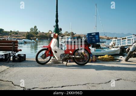 Der kleine Hafen von Perdika in Aegina, Griechenland. Ein gemeinsamer Zwischenstopp über dem Hafen bei Segelurlauben im Saronischen Golf. Stockfoto