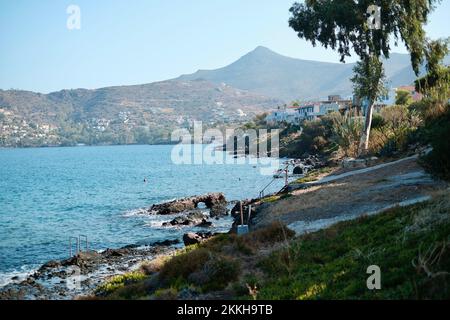 Der kleine Hafen von Perdika in Aegina, Griechenland. Ein gemeinsamer Zwischenstopp über dem Hafen bei Segelurlauben im Saronischen Golf. Stockfoto