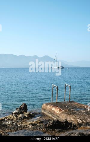 Der kleine Hafen von Perdika in Aegina, Griechenland. Ein gemeinsamer Zwischenstopp über dem Hafen bei Segelurlauben im Saronischen Golf. Stockfoto