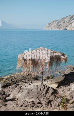 Der kleine Hafen von Perdika in Aegina, Griechenland. Ein gemeinsamer Zwischenstopp über dem Hafen bei Segelurlauben im Saronischen Golf. Stockfoto