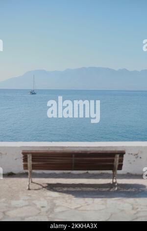 Der kleine Hafen von Perdika in Aegina, Griechenland. Ein gemeinsamer Zwischenstopp über dem Hafen bei Segelurlauben im Saronischen Golf. Stockfoto