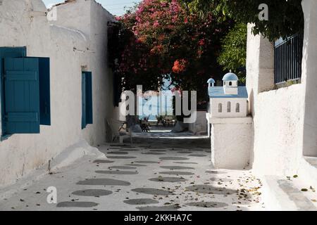 Der kleine Hafen von Perdika in Aegina, Griechenland. Ein gemeinsamer Zwischenstopp über dem Hafen bei Segelurlauben im Saronischen Golf. Stockfoto