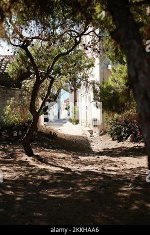 Der kleine Hafen von Perdika in Aegina, Griechenland. Ein gemeinsamer Zwischenstopp über dem Hafen bei Segelurlauben im Saronischen Golf. Stockfoto