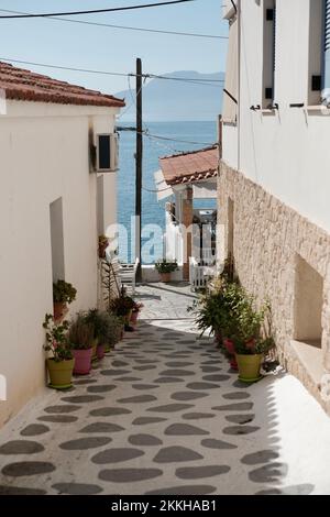 Der kleine Hafen von Perdika in Aegina, Griechenland. Ein gemeinsamer Zwischenstopp über dem Hafen bei Segelurlauben im Saronischen Golf. Stockfoto