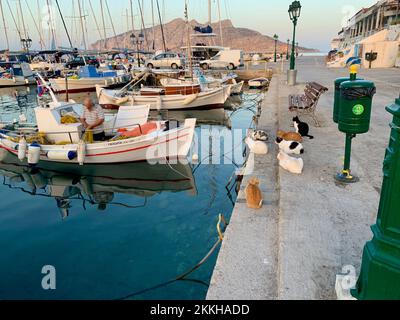 Der kleine Hafen von Perdika in Aegina, Griechenland. Ein gemeinsamer Zwischenstopp über dem Hafen bei Segelurlauben im Saronischen Golf. Stockfoto