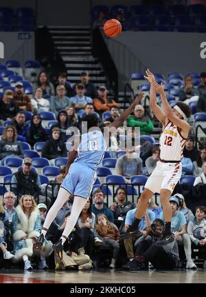 Oregon, USA 25.. November 2022. 25. November 2022: Iowa State Cyclones Forward Robert Jones (12) schießt während des PK85 stattfindenden NCAA-Basketballspiels zwischen den North Carolina Tarheels und den Iowa State Cyclones im Veterans Memorial Coliseum, Portland, OR, über North Carolina Tar Heels Guard D'Marco Dunn (11). Larry C. Lawson/CSM (Cal Sport Media via AP Images) Kredit: CAL Sport Media/Alamy Live News Stockfoto