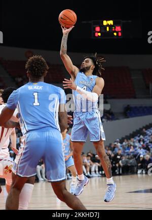 Oregon, USA 25.. November 2022. 25. November 2022: North Carolina Tar Heels Guard R.J. Davis (4) unternimmt während des NCAA-Basketballspiels PK85 einen zwei-Punkte-Versuch zwischen den North Carolina Tarheels und den Iowa State Cyclones im Veterans Memorial Coliseum, Portland, OR. Larry C. Lawson/CSM (Cal Sport Media via AP Images) Kredit: CAL Sport Media/Alamy Live News Stockfoto