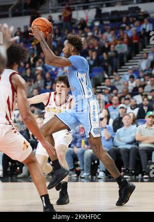 Oregon, USA 25.. November 2022. 25. November 2022: North Carolina Tar Heels Forward Leaky Black (1) gibt den Ball während des NCAA-Basketballspiels PK85 zwischen den North Carolina Tarheels und den Iowa State Cyclones im Veterans Memorial Coliseum in Portland, OREGON, ab. Larry C. Lawson/CSM (Cal Sport Media via AP Images) Kredit: CAL Sport Media/Alamy Live News Stockfoto