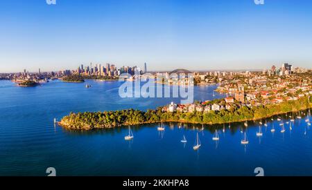 Wohlhabende Wohnvororte an der unteren Nordküste von Sydney vom Cremorne Point zu Wahrzeichen des City CBD über den Hafen in unvergleichlichem Panoramablick auf die Stadt. Stockfoto