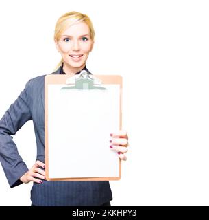 Weibliche Unternehmerin hält leere Zeichen oder stationäre Zwischenablage mit leerem Blatt Papier in EINEM Copyspace Business Check List Konzept, White Ba Stockfoto