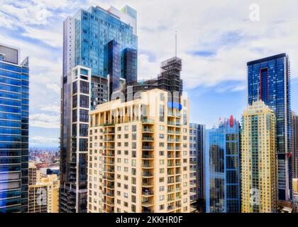 Innenstadt von Sydney City CBD - Hochhäuser mit Wohn- und Geschäftstürmen mitten in der Luft unter blauem Himmel. Stockfoto