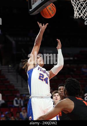 Oregon, USA 25.. November 2022. 25. November 2022: Florida Gators Guard Riley Kugel (24) schießt im Moda Center, Portland, OR, beim NCAA-Basketballspiel PK85 zwischen den Oregon State Beavers und den Florida Gators einen zwei-Punkte-Wurf. Larry C. Lawson/CSM (Cal Sport Media via AP Images) Kredit: CAL Sport Media/Alamy Live News Stockfoto