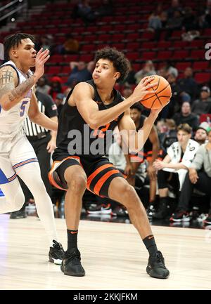 Oregon, USA 25.. November 2022. 25. November 2022: Oregon State Beavers Forward Michael Rataj (12) versucht während des PK85 stattfindenden NCAA-Basketballspiels zwischen den Oregon State Beavers und den Florida Gators im Moda Center, Portland, OR, einen Verteidiger Floridas zu umkreisen. Larry C. Lawson/CSM (Cal Sport Media via AP Images) Kredit: CAL Sport Media/Alamy Live News Stockfoto