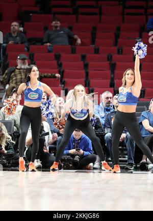 Oregon, USA 25.. November 2022. 25. November 2022: Die Cheerleader von Florida Gator sind begeistert von der Führung, die ihr Team beim NCAA-Basketballspiel PK85 zwischen den Oregon State Beavers und den Florida Gators im Moda Center, Portland, OR, innehat. Larry C. Lawson/CSM (Cal Sport Media via AP Images) Kredit: CAL Sport Media/Alamy Live News Stockfoto