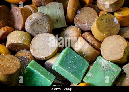Eine Nahaufnahme eines Haufens handgemachter Seife aus Mardin, Türkei mit verschiedenen Aromen Stockfoto
