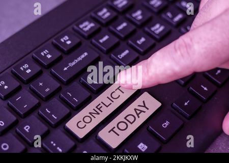 Textbeschriftung, die einen Konflikt darstellt. Geschäftsbeispiele, in denen jemand nicht mit Zielen einverstanden ist Stockfoto