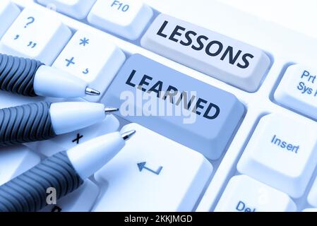 Begriffliche Beschriftung Lektionen Gelernte Lektionen. Geschäftsidee das Wissen oder Verständnis, das durch Erfahrung gewonnen wird Stockfoto