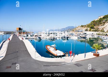Ventimiglia, Italien - August 2022: Der Hafen von Cala del Forte, brandneues, hochmodernes Yachthafen-Hotel von Monte Carlo Stockfoto