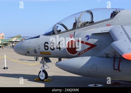 Präfektur Aomori, Japan - 07. September 2014: Japan Air Self-Defense Force Kawasaki T-4 Trainingsflugzeug. Stockfoto