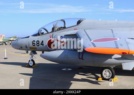 Präfektur Aomori, Japan - 07. September 2014: Japan Air Self-Defense Force Kawasaki T-4 Trainingsflugzeug. Stockfoto