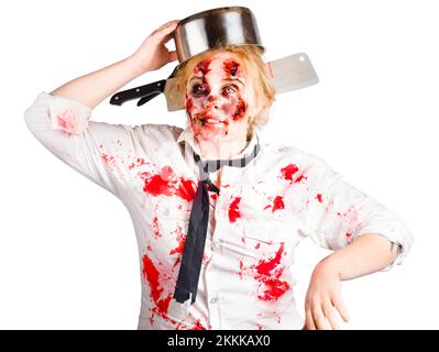 Ein Zombie Untoter Frau mit einem Metall Kochen Pfanne auf Kopf. Alpträume Küchenkonzept Stockfoto