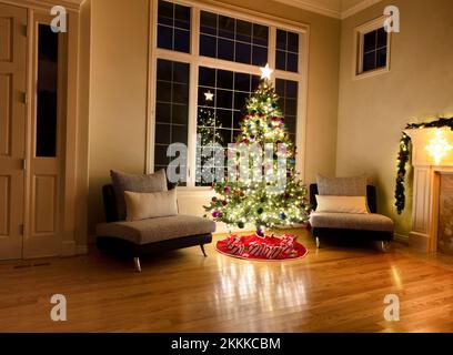 Helle Weihnachten mit glänzenden Lichtern vor dem Fenster in der Nacht Stockfoto