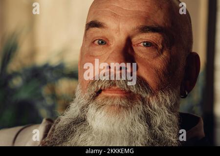 Reifer bärtiger Mann, der in die Kamera schaut. Stockfoto