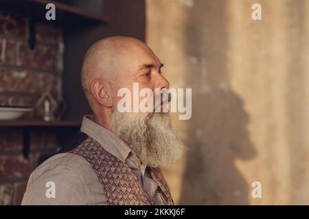 Seitenansicht. Porträt eines reifen bärtigen Mannes. Stockfoto