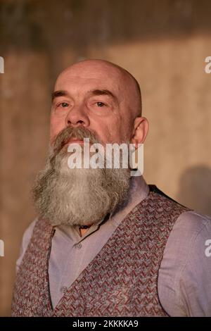 Reifer selbstbewusster Mann, der in die Kamera schaut. Stockfoto