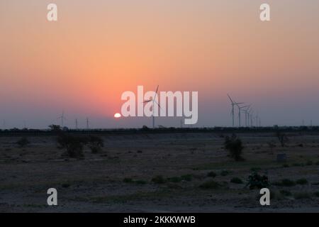 Morgenlicht am Wüstenhimmel mit Strom erzeugenden Windmühlen, die umweltfreundliche Energie für den Verbrauch durch die Einheimischen erzeugen. S Stockfoto